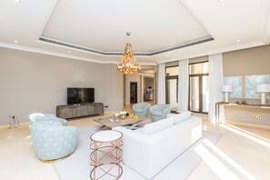 Villa de lujo, 6 habitaciones | Zona de estar | Una televisión de pantalla plana