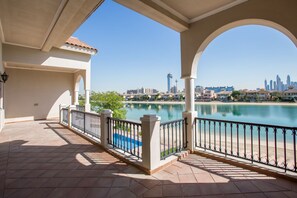 Terrace/patio - Maison Privee - Private Pool and Beach Access Villa with Breathtaking Views (Dubai)