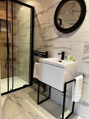 Badewanne, kostenlose Toilettenartikel, Haartrockner, Handtücher
