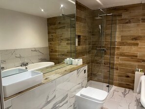 Bathtub, free toiletries, hair dryer, towels