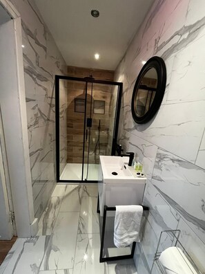 Badewanne, kostenlose Toilettenartikel, Haartrockner, Handtücher