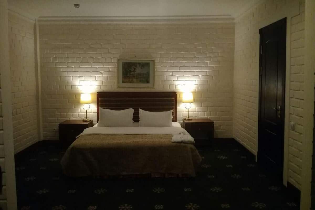 Junior Suite | In-room safe, WiFi (free), bed sheets