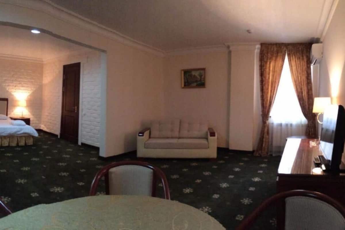 Suite | In-room safe, WiFi (free), bed sheets