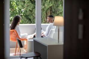 Kahden hengen huone, parveke | Tallelokero huoneessa, työpöytä, äänieristys, silitysrauta/-lauta