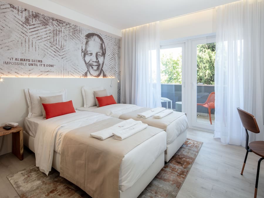 Quarto duplo, sacada | Cofres nos quartos, escrivaninha, quartos à prova de som