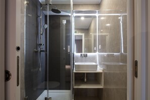 Shower, towels - The Icons Lisbon Central Hotel (Lisbon)