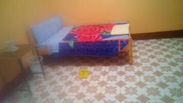 Escritorio, wifi gratis y ropa de cama