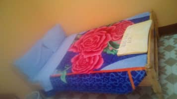 Escritorio, wifi gratis y ropa de cama