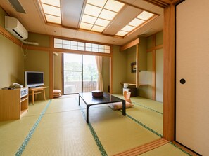 Habitación triple, no fumadores, baño compartido (Japanese) | Caja fuerte, escritorio, espacio para trabajar con un portátil