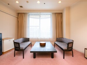 Familiekamer (Japanese) | Een kluis op de kamer, een bureau, een laptopwerkplek, gratis wifi