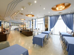 Daily buffet breakfast for a fee