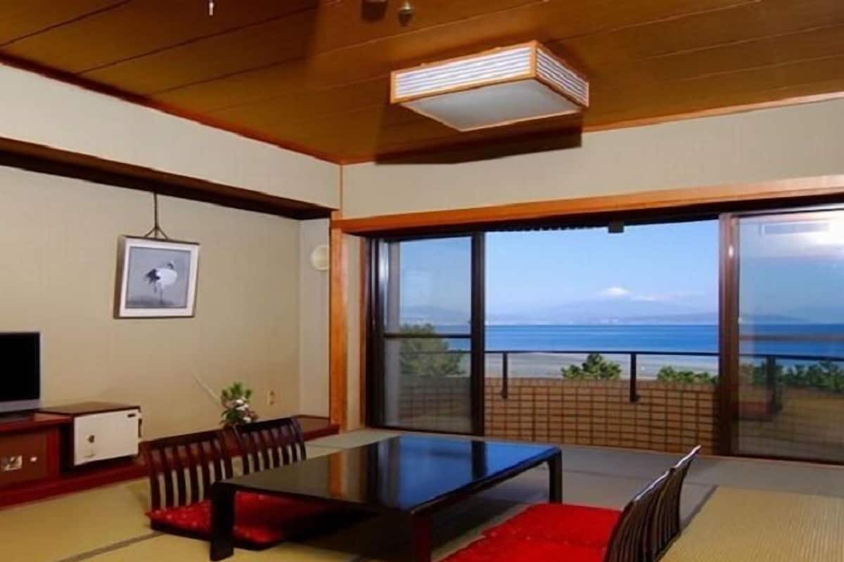 Kamar Keluarga, Bebas Asap Rokok, pemandangan samudra (Japanese) | Brankas, meja kerja, ruang kerja ramah laptop, dan Wi-Fi gratis