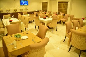 Free daily buffet breakfast - Villa Toscana Hotel Asaba (Asaba)