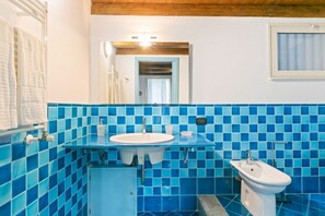 Shower, bidet - GuestHost - Vittorio Emanuele & Via Roma Colorful Apartment (Palermo)