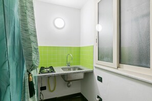 Shower, bidet - GuestHost - Vittorio Emanuele & Via Roma Colorful Apartment (Palermo)