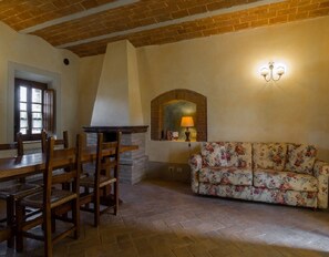 Interior - NOBLE FARMHOUSE APARTMENT STALLA (Montepulciano Siena)