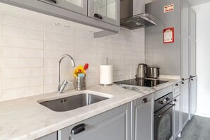 Kylskåp, mikrovågsugn, ugn och spishäll