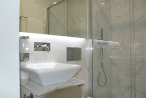 Dusche, Haartrockner, Handtücher, Seife