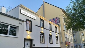 Ein Gebäude mit einem Schild, auf dem 'Shiva's CitySleep' steht, und einer Tür mit einem kleinen Schild darüber.