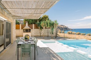 Outdoor dining - Luxury villa Corallium with sea view in Sfinari, Kissamos (Kissamos)