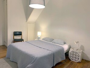 4 室のベッドルーム、アイロン / アイロン台 、WiFi (無料)、ベッドシーツ
