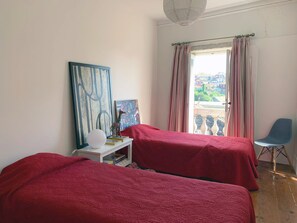 4 bedrooms, iron/ironing board, free WiFi, bed sheets