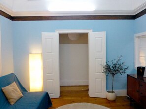Téléviseur, livres, chaîne audio