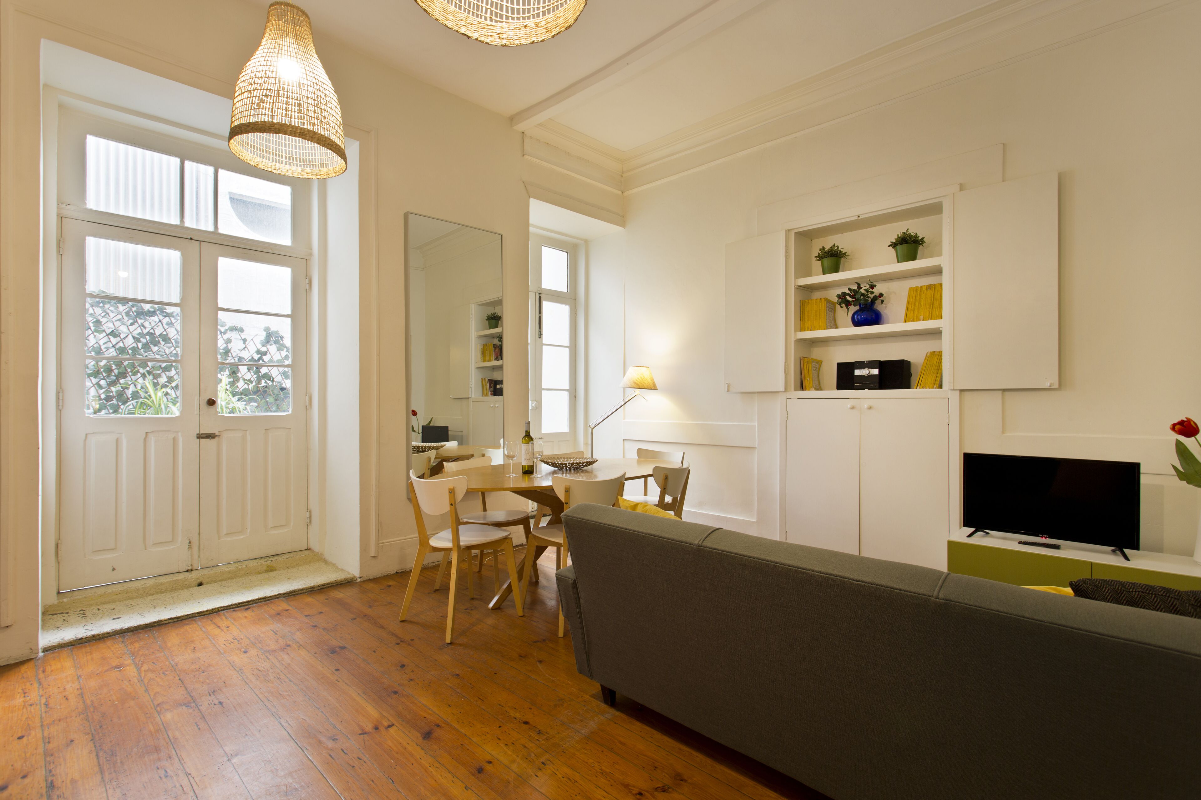 TV, livros, aparelho de som