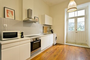 Fridge, microwave, oven, stovetop - 31 Downtown - Apartment at the Historic Center (Porto)