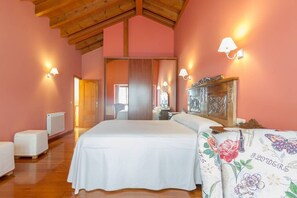 5 dormitorios, tabla de planchar con plancha, wifi gratis y ropa de cama