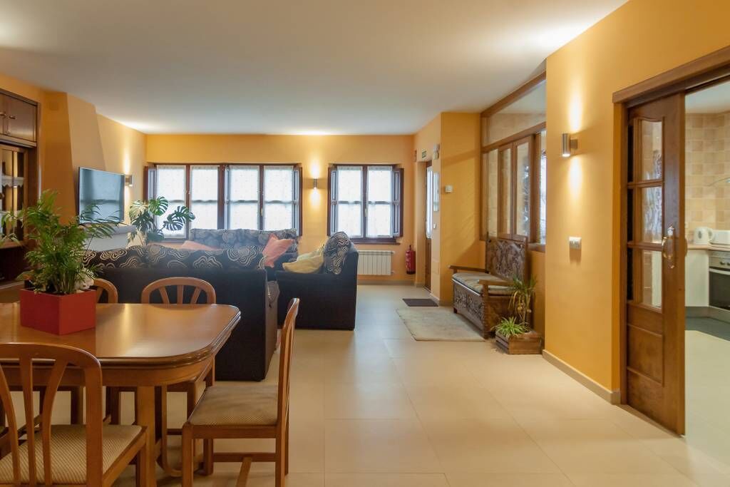 TV connectée, cheminée, livres