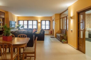 Una Smart TV, una chimenea, libros