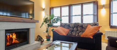 Smart-tv, eldstad och böcker