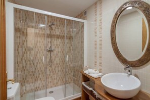 Baignoire, sèche-cheveux, serviettes fournies, savon