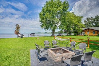 Bright Shawano Lake Oasis - Walk to Boat Launch!
