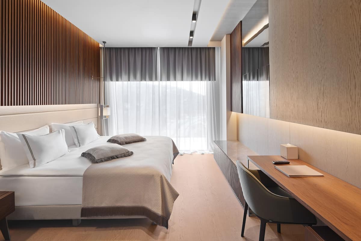 1 bedroom, free minibar items, in-room safe, laptop workspace