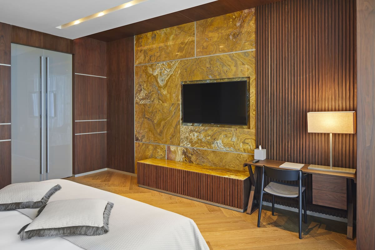 1 bedroom, free minibar items, in-room safe, laptop workspace