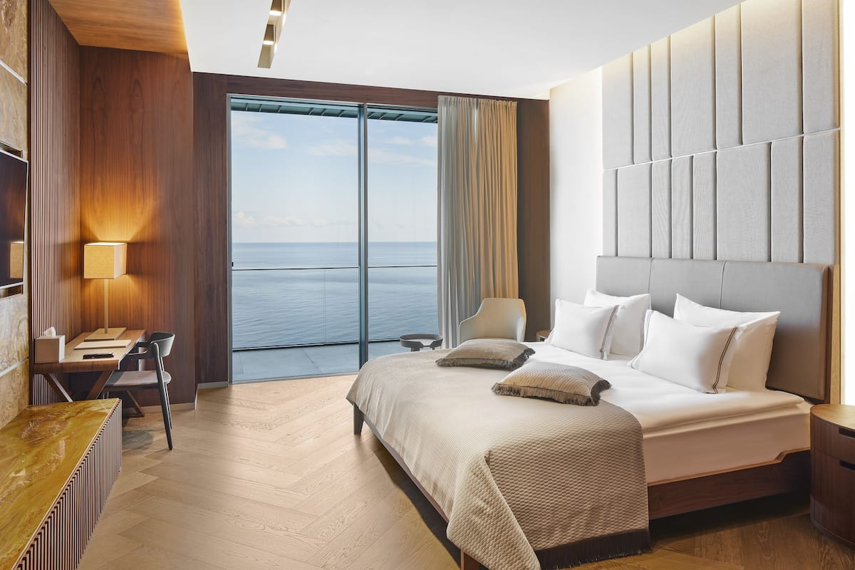 1 bedroom, free minibar items, in-room safe, laptop workspace