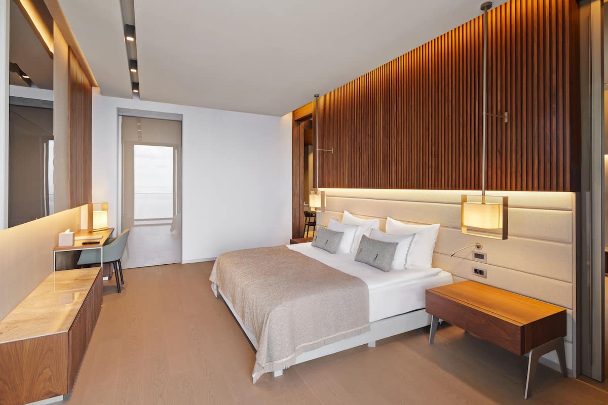 1 bedroom, free minibar items, in-room safe, laptop workspace