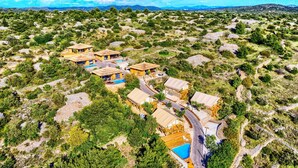 Un complexe hôtelier comprenant plusieurs chalets en bois, une piscine et un cadre naturel.