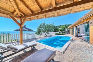 Pool - Beachfront Villa New Horizons III (Murter)