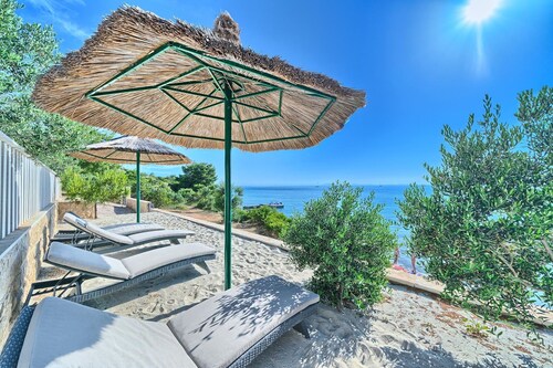 Beachfront Villa New Horizons III