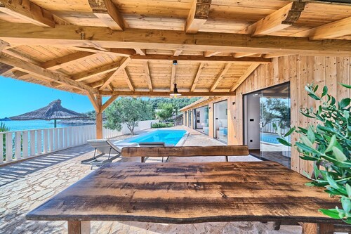 Beachfront Villa New Horizons III