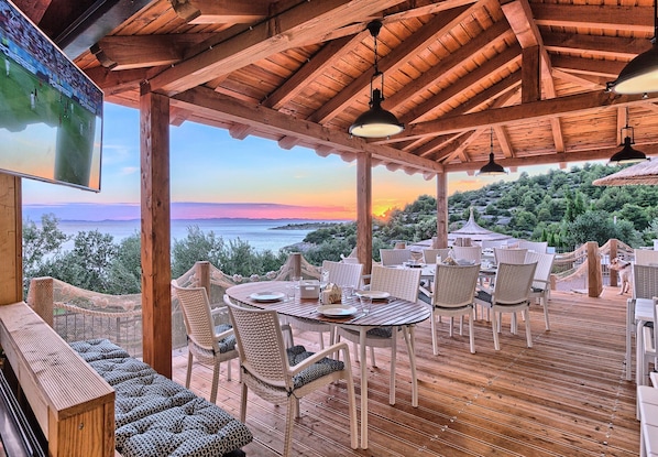 Outdoor dining