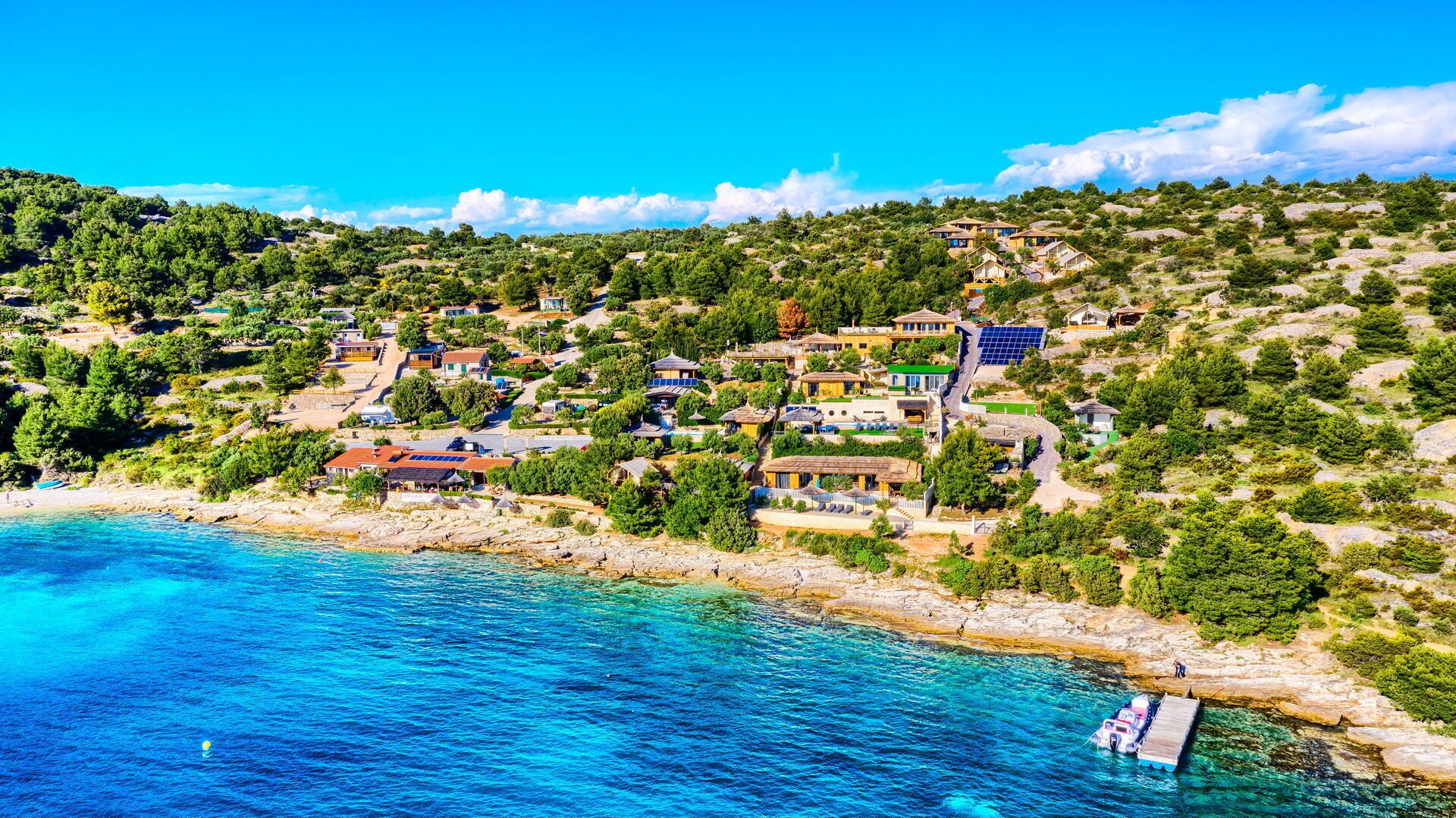 Un pueblo costero con casas construidas en una ladera con vistas al mar.