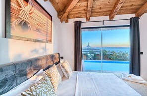Un dormitorio con un amplio ventanal que ofrece vistas panorámicas.