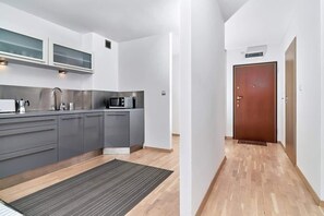 Kühlschrank, Mikrowelle, Ofen, Herdplatte
