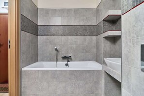 Badewanne, Haartrockner, Handtücher, Shampoo