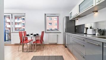 Een koelkast, een magnetron, een oven, een kookplaat