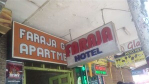 Skilt for Faraja Hotel og Faraja Apartments.